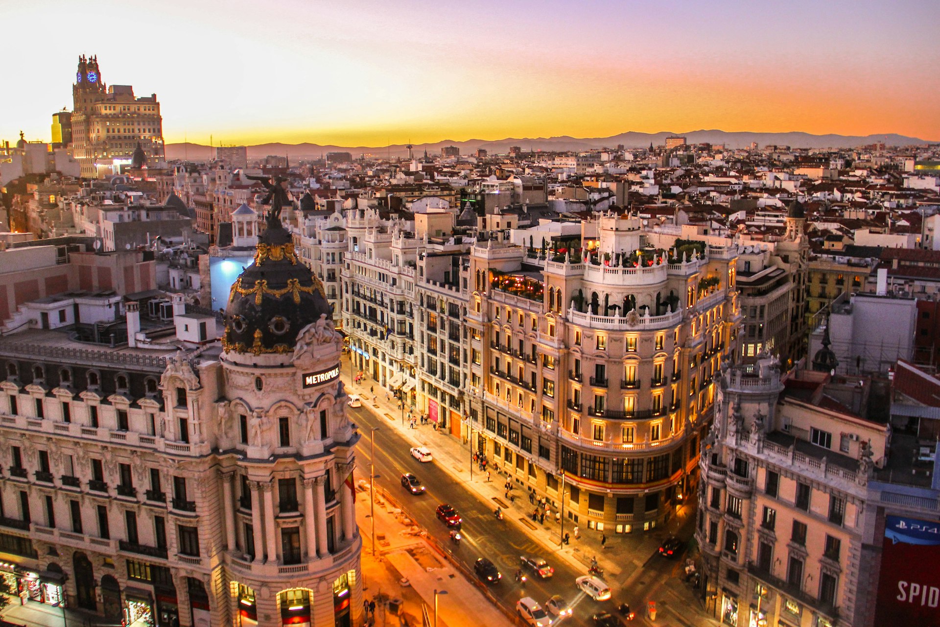 Atardecer dorado sobre una ciudad histórica española